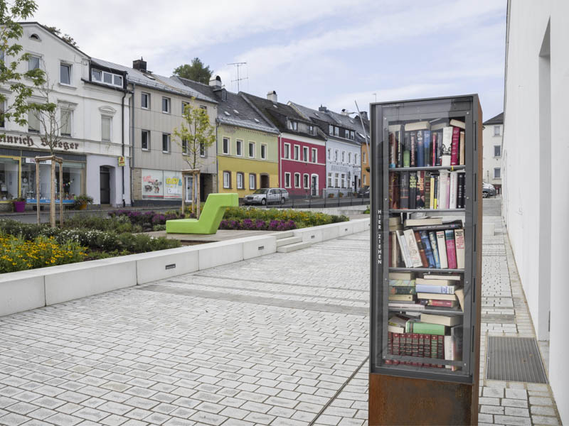 Barrierefreie Freifläche mit Promenade